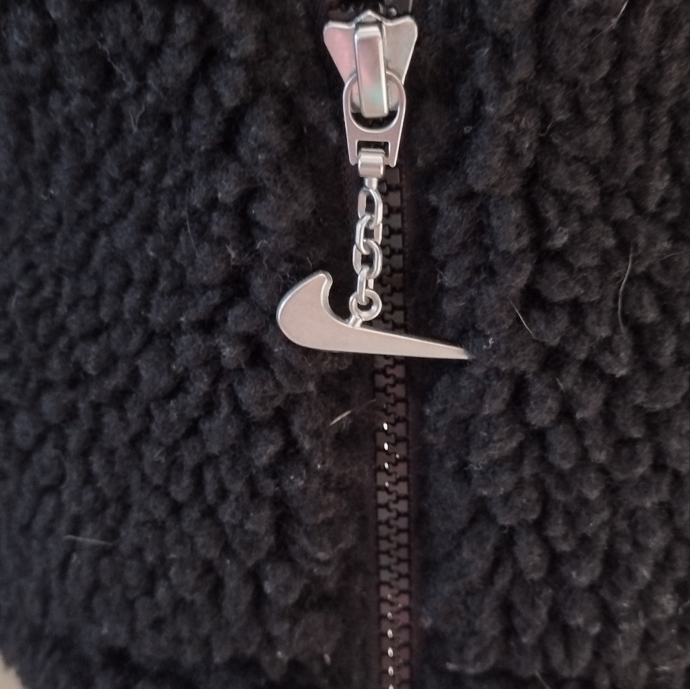 Nike Black and White Puffer Jacket with Cozy Hood and Iconic Logo - Picture 3 of 6